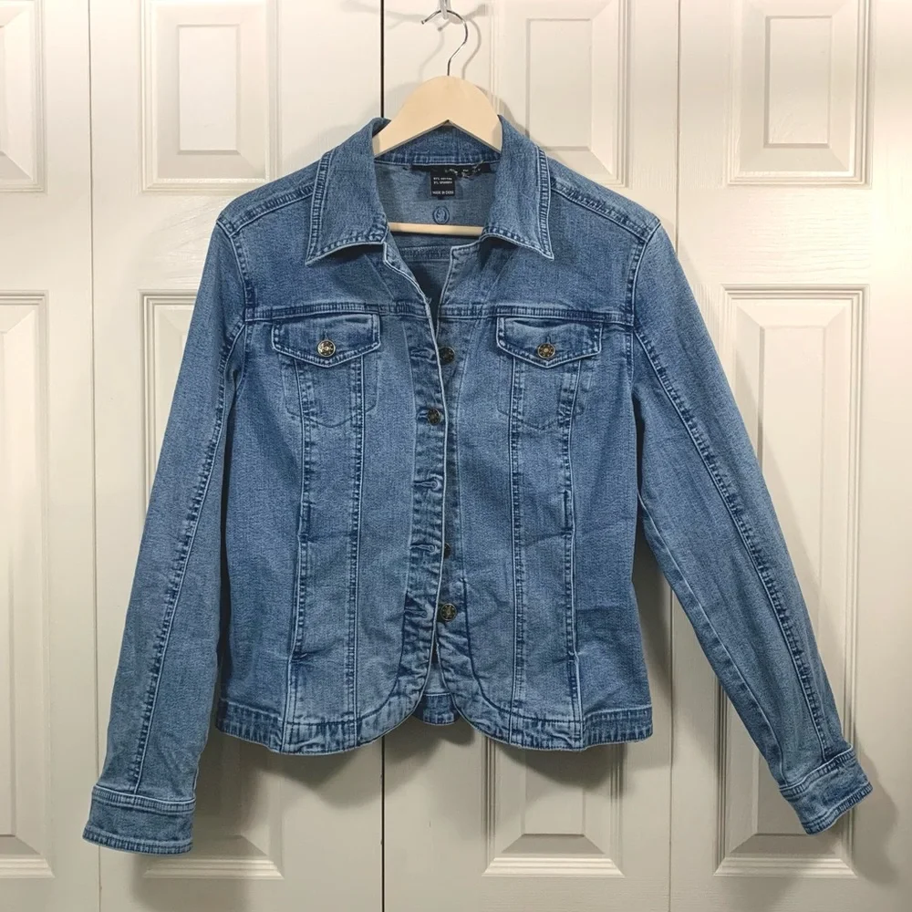 💙 Cute Jean Jacket!👌🏼 - Picture 2 of 4